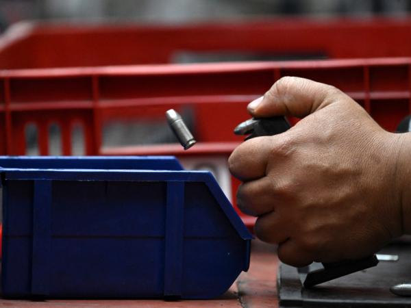 What is known about the first rifle that the country manufactures to replace the weapons of Israel