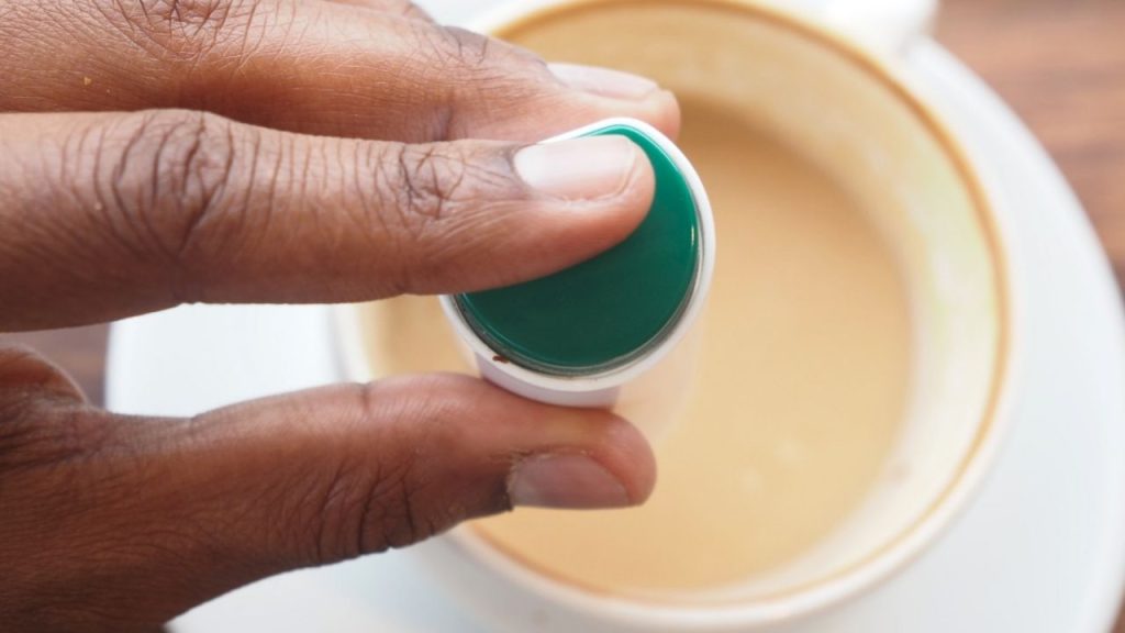 What is the recognized sweetener used in Chile and could increase the risk of ACV, according to R