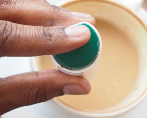 What is the recognized sweetener used in Chile and could increase the risk of ACV, according to R