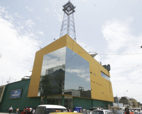 Who are the new owners of Panamericana Televisión?