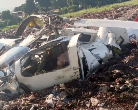 Who are the two dead military in plane crash in Maracay?