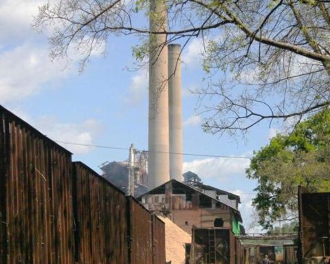 Why are there plants in operation if there is no cane to process? asks the official press.