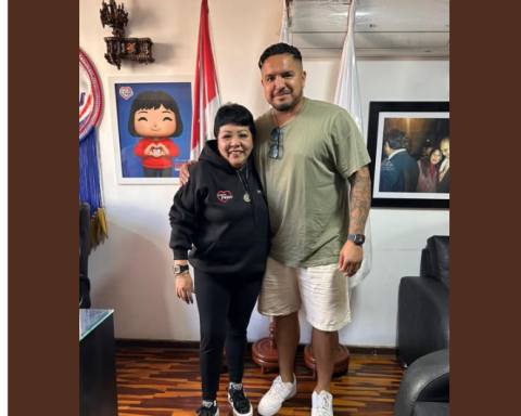 Patricia Li takes a photo with Loco Vargas and describes the photo with the phrase: "Together we are stronger". Photo: Facebook/ Somos Perú