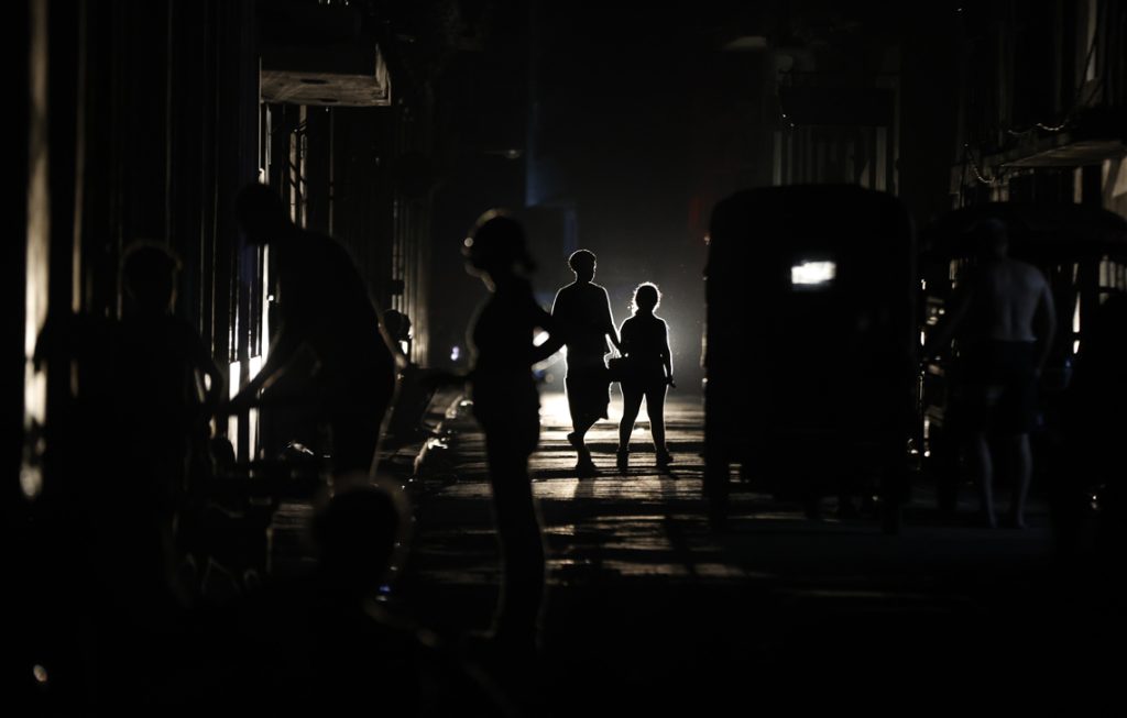 With a hurricane approaching, blackouts will leave 56% of the country without electricity this Saturday