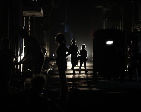 With a hurricane approaching, blackouts will leave 56% of the country without electricity this Saturday