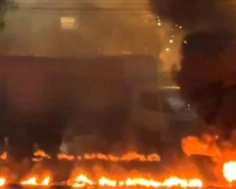 With burning tires, miners block the road that connects Medellín with the Atlantic Coast