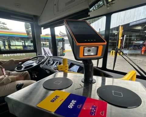 Trabajadores celebran 38 años del MetroBús al servicio de Caracas