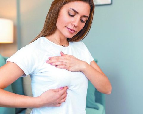 World Breast Cancer Day: 5 steps to do a self-examination