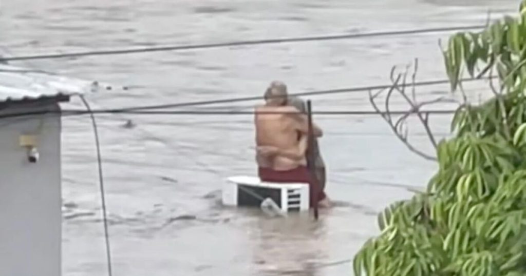 "The grandparents" who embraced each other and were saved in the floods in Mexico