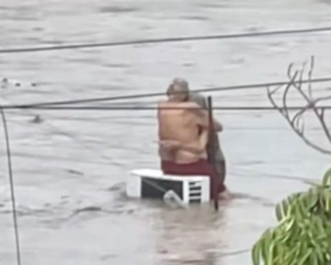 "The grandparents" who embraced each other and were saved in the floods in Mexico