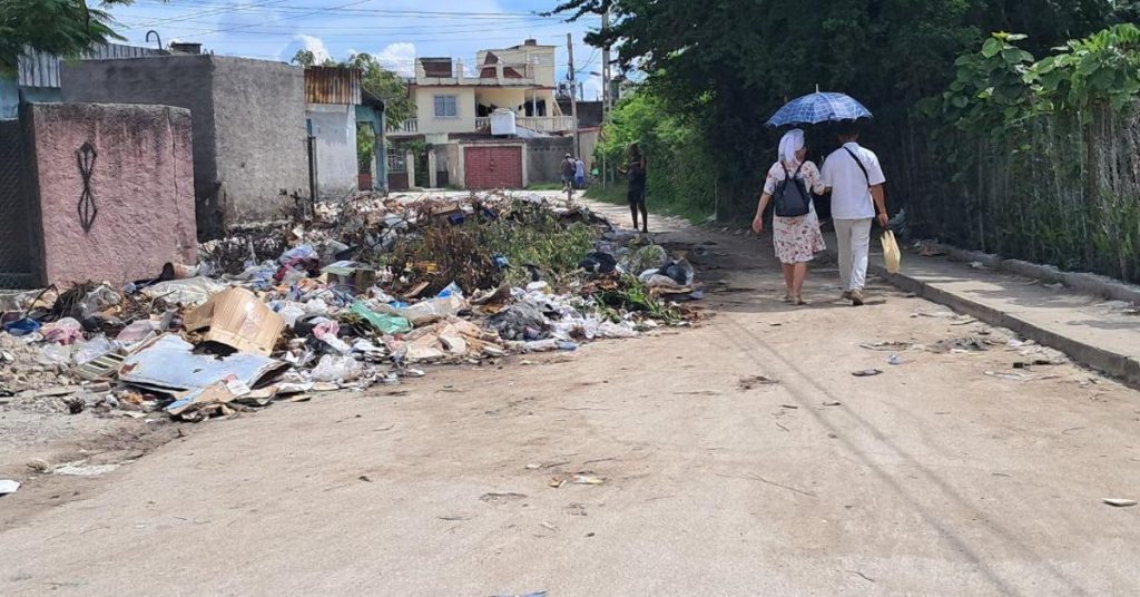"This is not Havana, but they send the military to collect the garbage"they claim in Holguin
