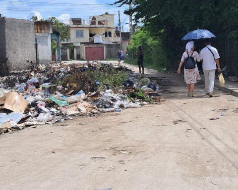 "This is not Havana, but they send the military to collect the garbage"they claim in Holguin