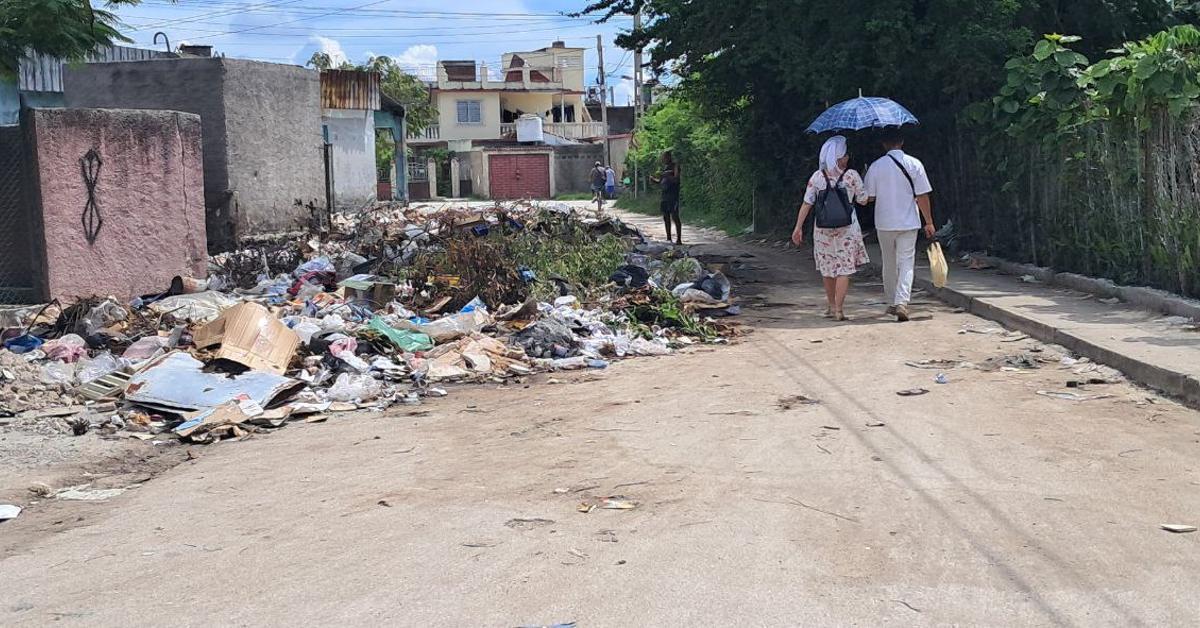 "This is not Havana, but they send the military to collect the garbage"they claim in Holguin