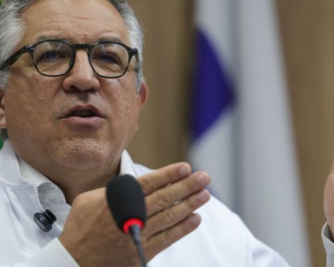 "We will not deny our children the right to the vaccine"says Padilha