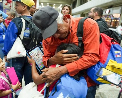 16 Venezuelan children return to the country on a flight from Colombia