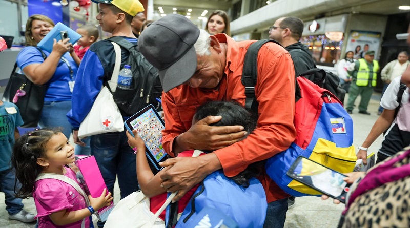 16 Venezuelan children return to the country on a flight from Colombia