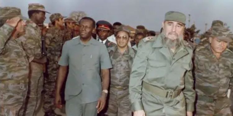 Fidel Castro, rodeado por soldados cubanos y angolanos en 1986