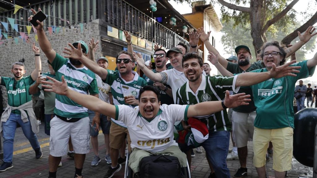 A Palmeiras fan dies in Lima after falling from a bus before the Libertadores final
