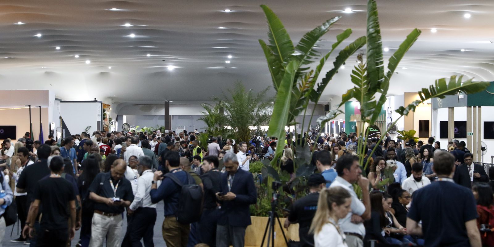 A few hours before the end of COP30, negotiations continue in Belém