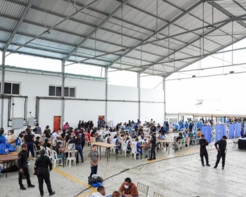 A group of 279 migrants deported from the US arrived in Venezuela this #12Nov