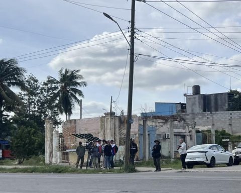 A strong operation and closed businesses around the Court where Alejandro Gil is being tried