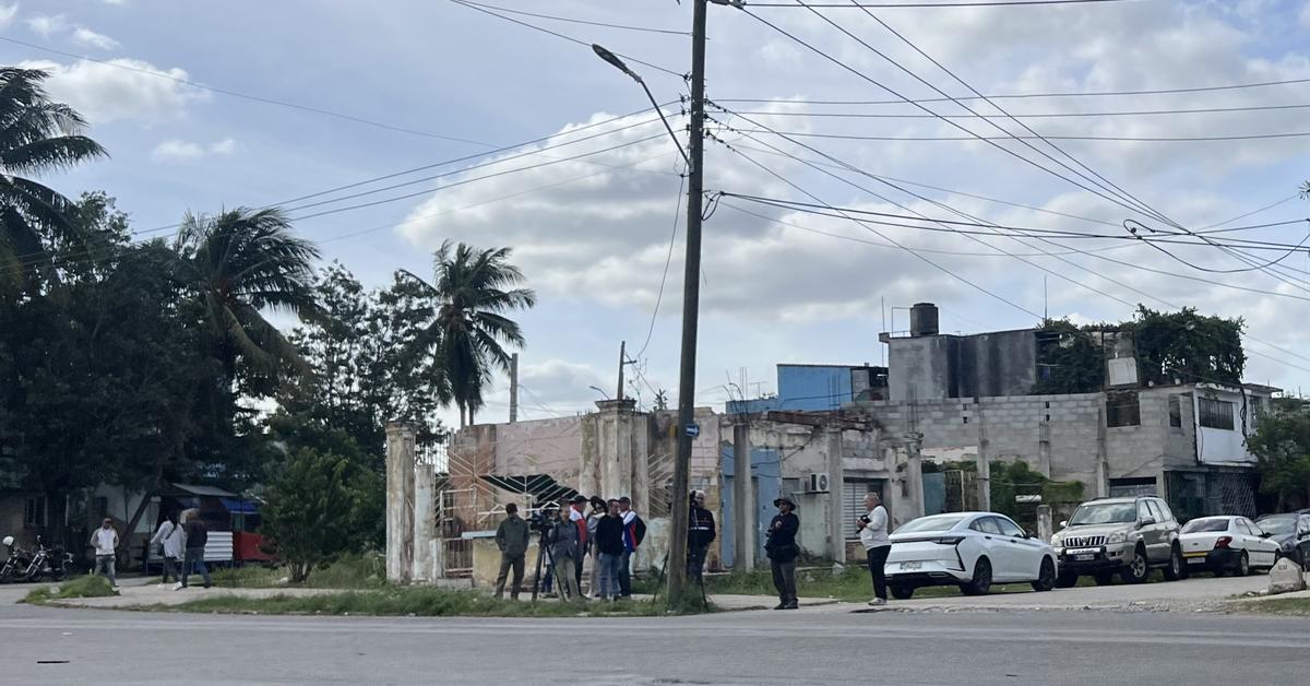 A strong operation and closed businesses around the Court where Alejandro Gil is being tried