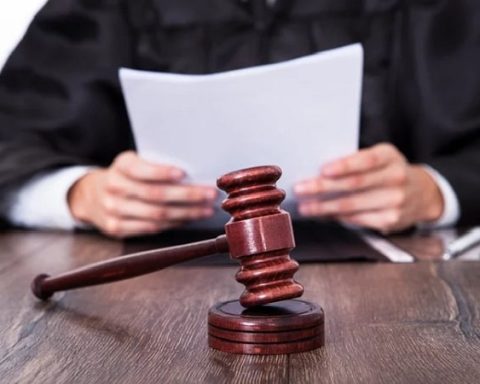 Condena a docente que abuso de exreina de belleza cuando era una niña.