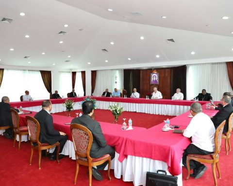 Abinader almuerza con obispos y destaca apoyo espiritual para su gestión