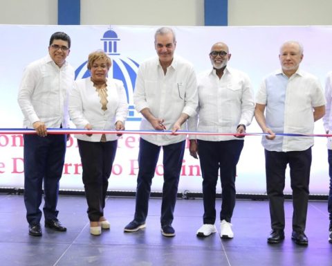 Abinader inaugurates a sports center and a detachment in Santo Domingo Este