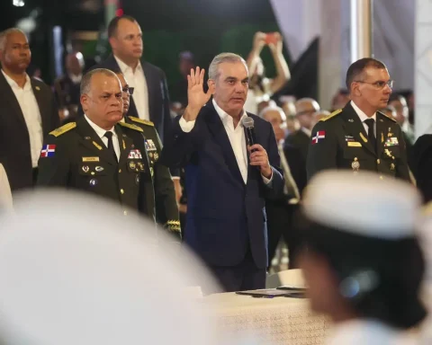 Abinader juramenta 50 nuevos oficiales del Ejército dominicano