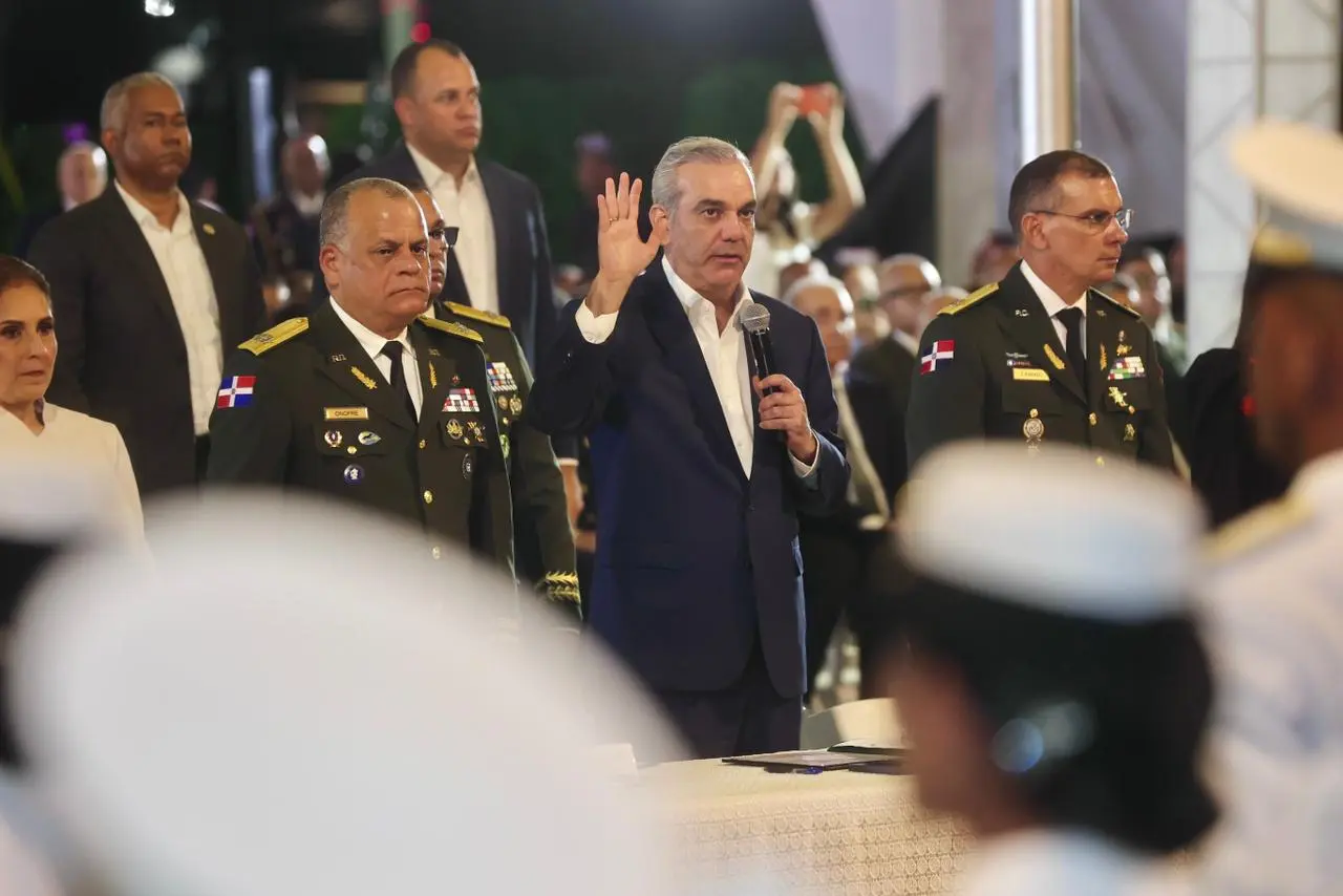 Abinader juramenta 50 nuevos oficiales del Ejército dominicano
