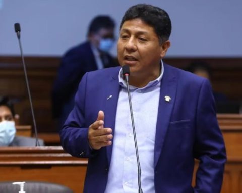 Accusations Subcommittee has 15 days to investigate 'mochasueldos' Raúl Doroteo