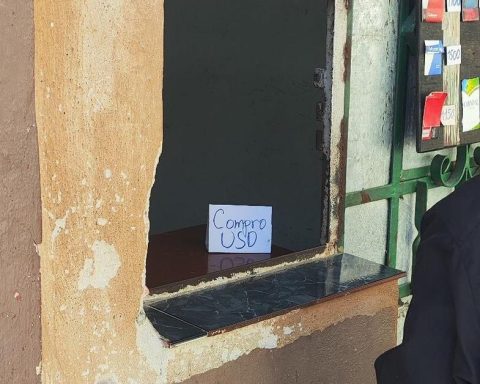 After a pause caused by the effects of Melisa, the dollar rises again