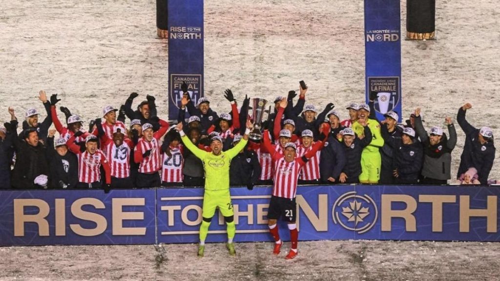 Alberto Zapater retires lifting the league champion's cup at the age of 40