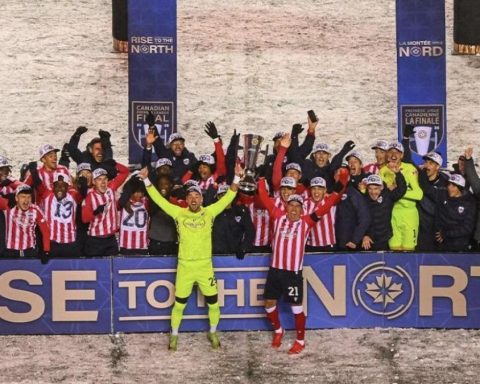 Alberto Zapater retires lifting the league champion's cup at the age of 40