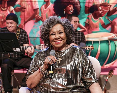 Alcione receives tribute in a special program on Rádio Nacional