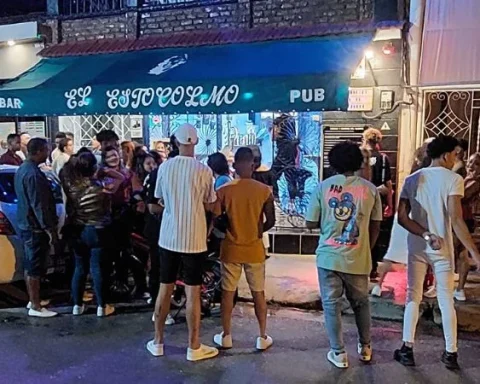 Jóvenes frente a la entrada del bar Estocolmo, en la ciudad de Guantánamo