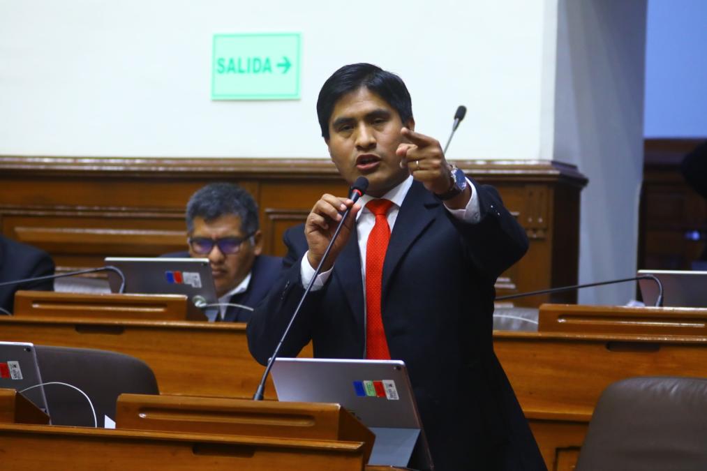 And the congressmen? Wilson Soto and his bill that requires a professional title for influencers