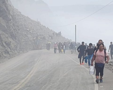 Arequipa: Rock collapse in Atico left thousands stranded for more than 20 hours