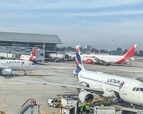 At least eight airlines cancel their flights to Venezuela after US alert