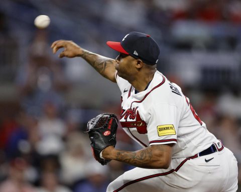 Atlanta Braves agree to closer Raisel Iglesias for one season