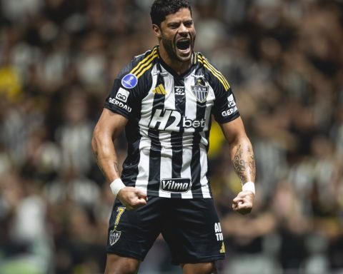 Atlético-MG competes in the final of the South American Championship at Defensores del Chaco