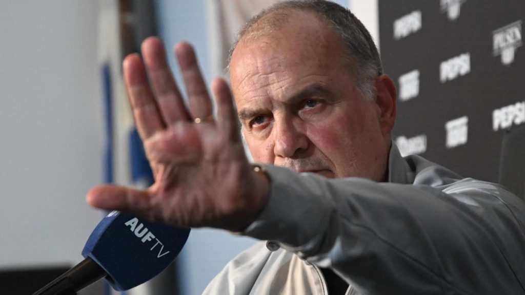 Bielsa makes a feint and says he sits down "ashamed"but he does not resign