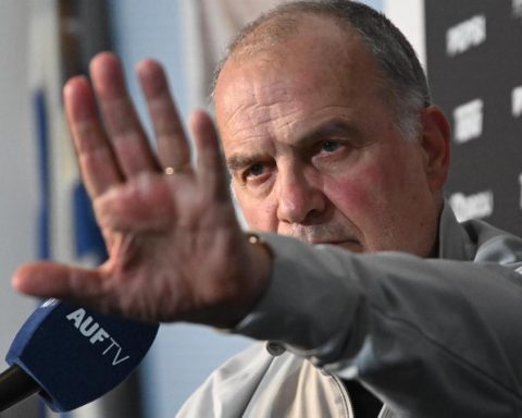 Bielsa makes a feint and says he sits down "ashamed"but he does not resign