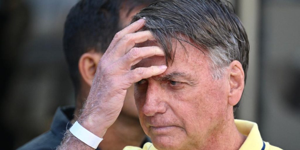 Bolsonaro alleges that he tried to burn his electronic anklet at the time of "paranoia"