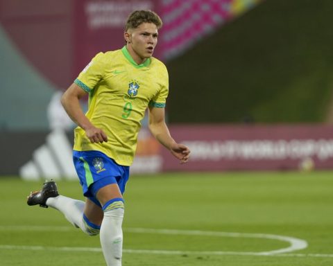 Brazil scores in the last minute and guarantees a place in the semi-finals of the U17 World Cup
