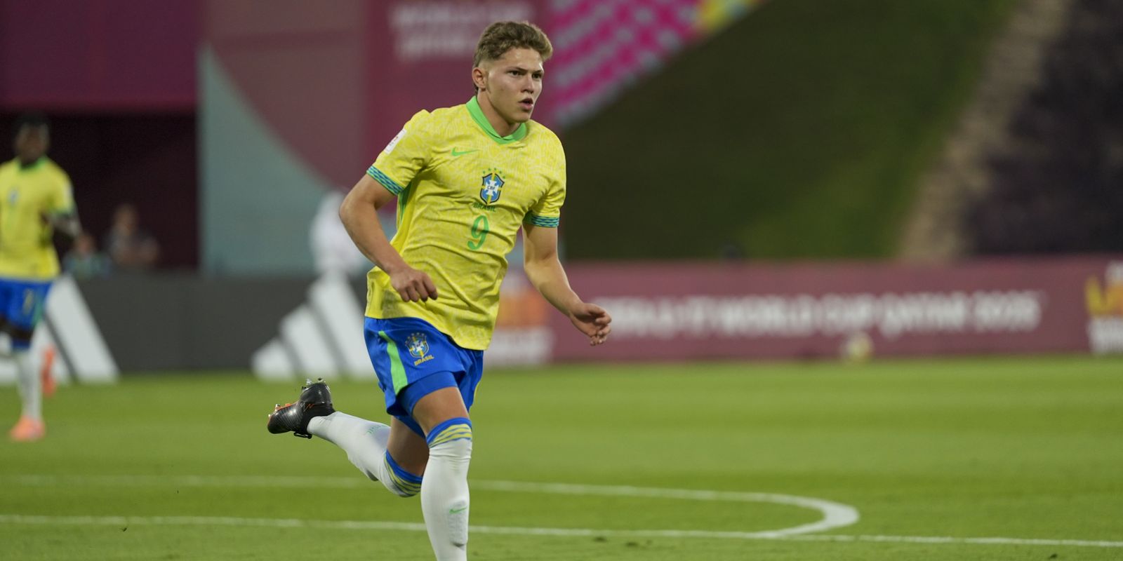 Brazil scores in the last minute and guarantees a place in the semi-finals of the U17 World Cup