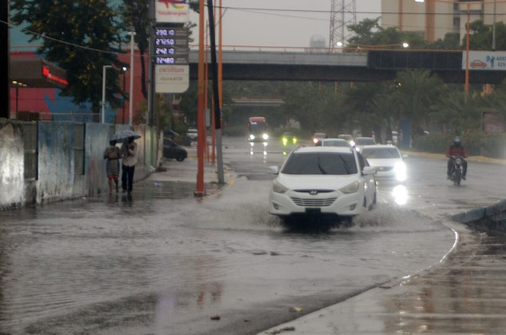 COE aumenta provincias en alerta amarilla por onda tropical