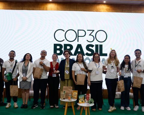COP30 volunteers receive food kit from family farming
