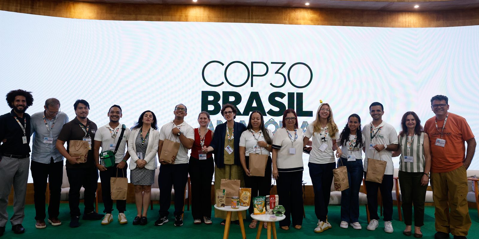 COP30 volunteers receive food kit from family farming